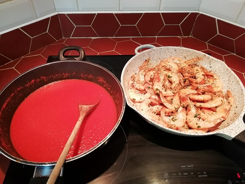 sauce et gambas à la tomate prêt